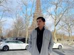 Alvin-Tanasta-berfoto-dengan-latar-Menara-Eiffel-di-Paris.jpg