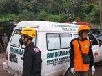 Ambulans-membawa-jenazah-korban-longsor-di-kawasan-Cipanas-Cianjur.jpg