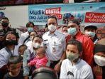 Anies-Baswedan-berfoto-dengan-peserta-mudik-gratis-Pemprov-DKI.jpg