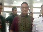 Anies-Baswedan-saat-ditanyai-sejumlah-wartawan-di-Bandara-Sultan-Muhammad-Salahuddin-Bima.jpg