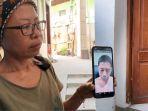 Anisa-56-saat-menunjukkan-foto-keponakanya-Muhammad-Abidzar-16-yang-menjadi-kor.jpg