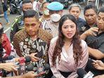 Artis-Dewi-Perssik-di-Polres-Metro-Depok-Jumat-18112022.jpg