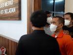 Bos-PS-Store-Putra-Siregar-dan-artis-Rico-Valentino-mengenakan-baju-tahanan.jpg