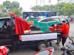 Buruh-SPAI-membawa-motor-yang-terbuat-dari-kardus-di-Jalan-Gatot-Subroto.jpg