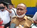 Camat-Pinang-Syarifudin-Harja-Winata-saat-ditemui-di-lokasi-penggerebekan-pabrik-minyak-curah-ilegal.jpg
