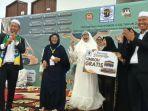 Direktur-PT-Adam-Hijrah-Travel-H-Adam-Damhudi-saat-memberikan-hadiah-umrah-gratis.jpg