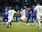 Dony-Tri-Pamungkas-dikawal-pemain-PSIS.jpg
