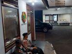 jakarta/Dua-anggota-polisi-bersenjata-berjaga-di-rumah-dinas-Menteri-Pertanian-Syahrul-Yasin-Limpo.jpg