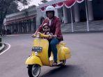 Gubernur-Jawa-Barat-Ridwan-Kamil-menaiki-Vespa-kuning.jpg