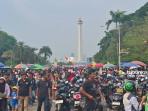 HUT-TNI-Warga-memenuhi-kawasan-Monas-Jakarta-Pusat-untuk-menghadiri-perayaan.jpg