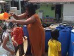 Ibu-memandikan-anak-di-Marunda-Kepu-RT-09-RW-07-Kelurahan-Marunda-Cilincing.jpg