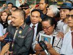 Ibunda-Nofriansyah-Yosua-Hutabarat-alias-Brigadir-J-Rosti-Simanjuntak-di-sidang-vonis-Bharada-E.jpg
