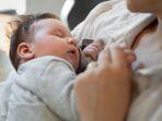 Ilustrasi-bayi-tidur-di-pangkuan-Simak-cara-menidurkan-bayi-di-pangkuan-ke-kasur.jpg