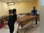 Jenazah-balita-berinisial-HZ-3-saat-dibawa-ke-ruang-Instalasi-Forensik-RS-Polri-Kramat-Jati.jpg