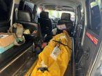 Jenazah-pedagang-di-kampus-UI-saat-dibawa-menggunakan-ambulans.jpg