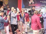 Jessica-Kumala-Wongso-melambaikan-tangan-saat-keluar-dari-Lapas-Pondok-Bambu-s.jpg