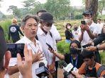 Juru-bicara-keluarga-Angela-Hindriati-Djodit-di-TPU-Kampung-Kandang.jpg