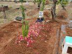 Kaos-Fakta-TV-One-turut-diletakan-di-atas-pusara-makam-Alwan-Syahmidi-di-TPU-Serdang.jpg