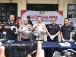 Kapolres-Metro-Bekasi-Kombes-Polisi-Twedi-Aditya-Bennyahdi-tengah-saat-konferensi-pers.jpg