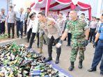Kapolres-Metro-Jakarta-Barat-Kombes-M-Syahduddi-botol-minuman-keras.jpg