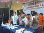 Kapolres-Metro-Tangerang-Kota-Kombes-Pol-Zain-Dwi-Nugroho-memperlihatkan-senjata-tajam.jpg