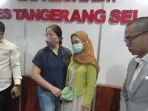 Kapolres-Tangerang-Selatan-AKBP-Sarly-Sollu-dampingi-Mariana-bersama-korban-pegawai-Alfamart-Cisauk.jpg