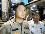 Kapolsek-Setiabudi-Kompol-M-Agung-Permana-di-lokasi-penggerebekan-gudang-miras.jpg