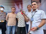 Kasat-Reskrim-Polres-Metro-Depok-AKBP-Yogen-Heroes-Baruno-menunjukan-barang-bukti-celurit.jpg