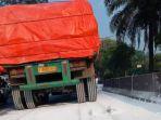 Kecelakaan-truk-bermuatan-karung-tumpah-di-sekitar-Jalan-Raya-Daan-Mogot-pada-Rabu-1462023.jpg