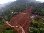 Kendaraan-melintas-di-Jalan-Raya-Cipanas-Cianjur-yang-longsor-di-Desa-Cugenang-4.jpg