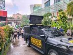 Kendaraan-taktis-mulai-bersiaga-di-tengah-aksi-unjuk-rasa-di-depan-Kantor-Gojek-di-kawasan-Blok-M.jpg