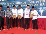Kepala-Lapas-Kelas-IIA-Narkotika-Jakarta-Fonika-saat-menyerahkan-remisi-atau-pengurangan.jpg