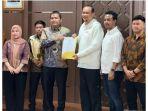 Ketua-KPU-DKI-Jakarta-Wahyu-Dinata-menyerahkan-surat-ketetapkan-paslon-Pramono-Rano.jpg