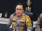 Kombes-Ade-Ary-Syam-Indradi-saat-menjelaskan-perkembangan-kasus-judi-online.jpg