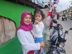 Lastri-dan-anaknya-warga-gusuran-Kampung-Kunir-yang-diingat-Anies-Baswedan.jpg