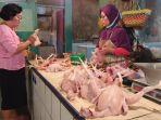 Los-pedagang-daging-ayam-di-Pasar-Cibubur-Ciracas-Jakarta-Timur-Selasa-1172023.jpg