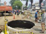 Lubang-besar-terlihat-di-Jalan-Daan-Mogot-Jakarta-Barat.jpg