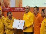 MKGR-DKI-Jakarta-saat-menyerahkan-dukungannya-kepada-Ahmed-Zaki-Iskandar.jpg