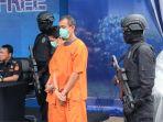 MR-dan-RF-saat-dihadirkan-sebagai-tersangka-kasus-peredaran-200-kilogram-ganja.jpg