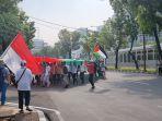Massa-aksi-membawa-bendera-Palestina-berukuran-raksasa-di-depan-Kedubes-AS.jpg