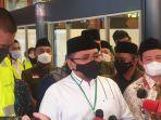 Menag-Yaqut-Cholil-Qoumas-melepas-keberangkatan-393-calon-jemaah-Haji-embarkasi-Jakarta.jpg