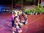 Momen-saat-Inayah-Wahid-berperan-sebagai-penjual-jamu-dalam-pentas-teater.jpg