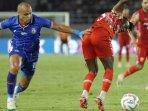 Moussa-Sidibe-berebut-bola-William-Moreira.jpg
