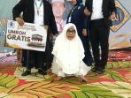 Nani-Rahmawati-sujud-syukur-hadiah-umrah-gratis-dari-PT-Adam-Hijrah-Travel.jpg