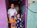 Nurhayati-35-bersama-kedua-anaknya-di-RW-005-Kelurahan-Mangga-Dua-Selatan.jpg