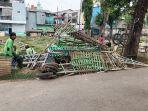 Pagar-bambu-hingga-kandang-ayam-di-TPU-Prumpung-yang-dibongkar-petugas-2.jpg