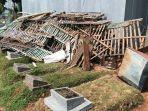 Pagar-bambu-hingga-kandang-ayam-di-TPU-Prumpung-yang-dibongkar-petugas-Jatinegara-1.jpg