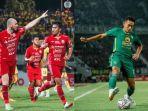 Para-pemain-Persija-Jakarta-kiri-dan-bek-Persebaya-Surabaya-Rizky-Ridho-kanan.jpg