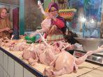 Pedagang-daging-ayam-saat-kenaikan-harga-ayam-dua-bulan-terakhir-di-Pasar-Cibubur.jpg