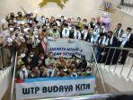 Pegawai-Pemprov-DKI-usai-bentangkan-spanduk-usai-pengumuman-WTP-di-Gedung-DPRD-DKI-Jakarta.jpg